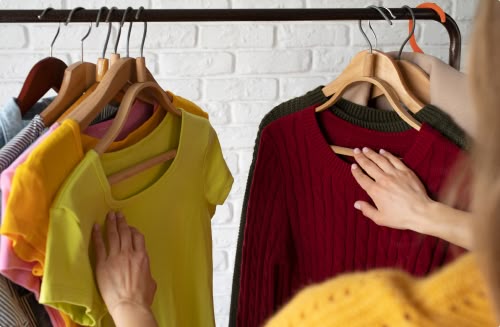 femme qui cherche des vetements sur cintres (1)