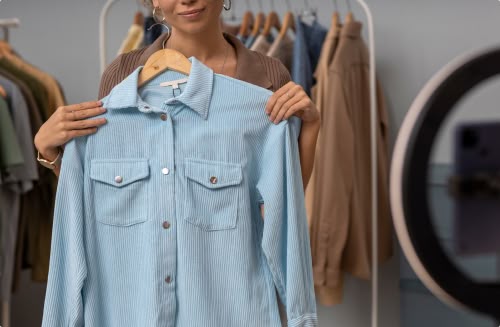 femme qui montre une chemise bleue